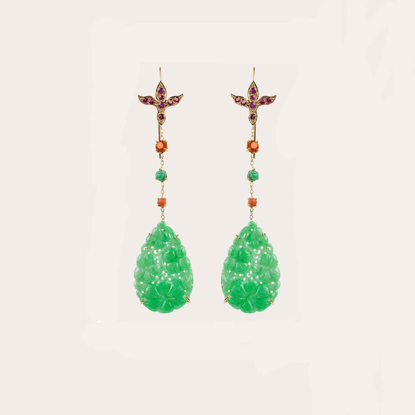 Boucles d'oreilles gouttes en jade gravé Cabinet de curiosité turquoise verte, corail, saphirs roses et or jaune recyclé 18k 750/1000