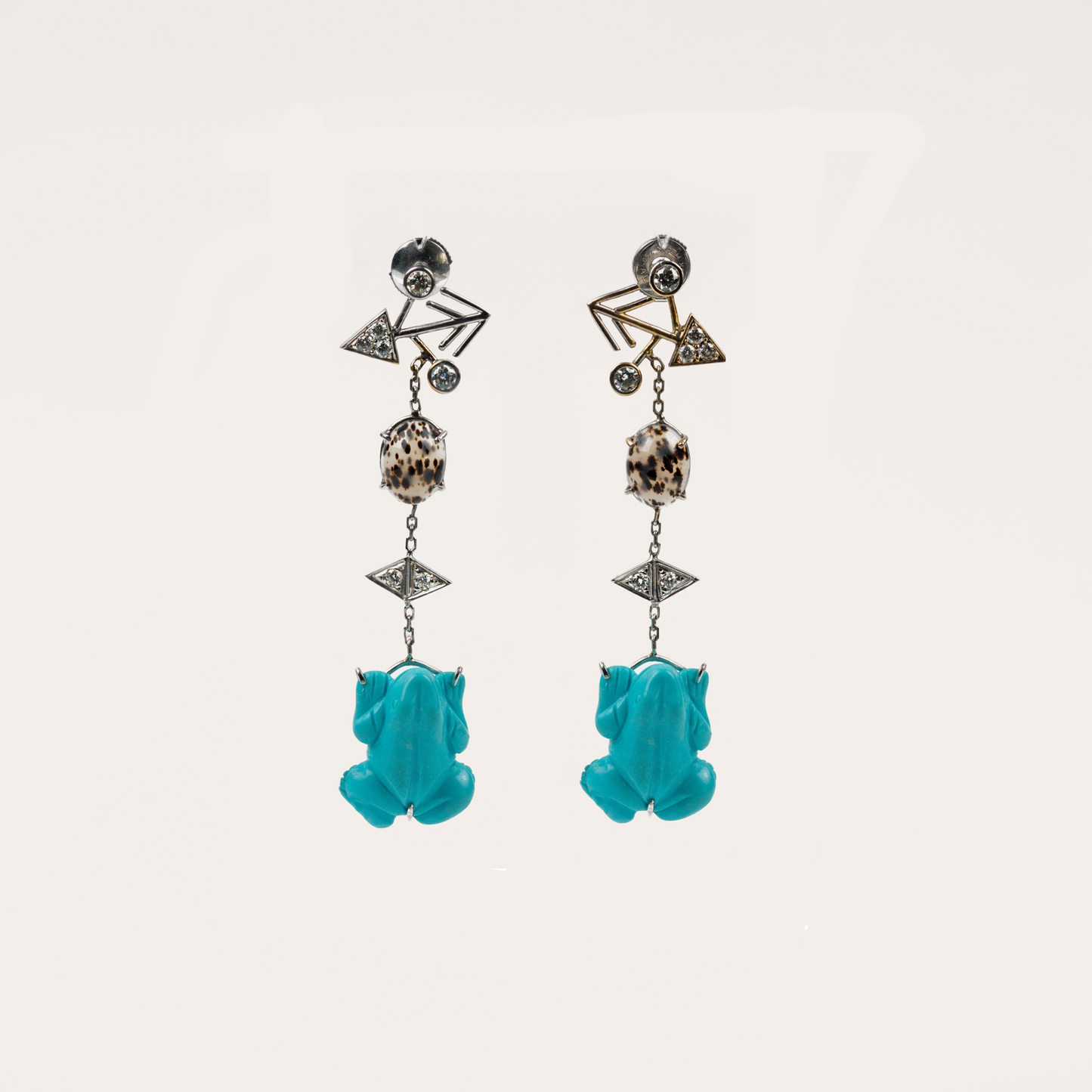 Boucles d'oreilles grenouille Cabinet de curiosité turquoise bleue, agate mouchetée, diamants et or blanc recyclé 18k 750/1000