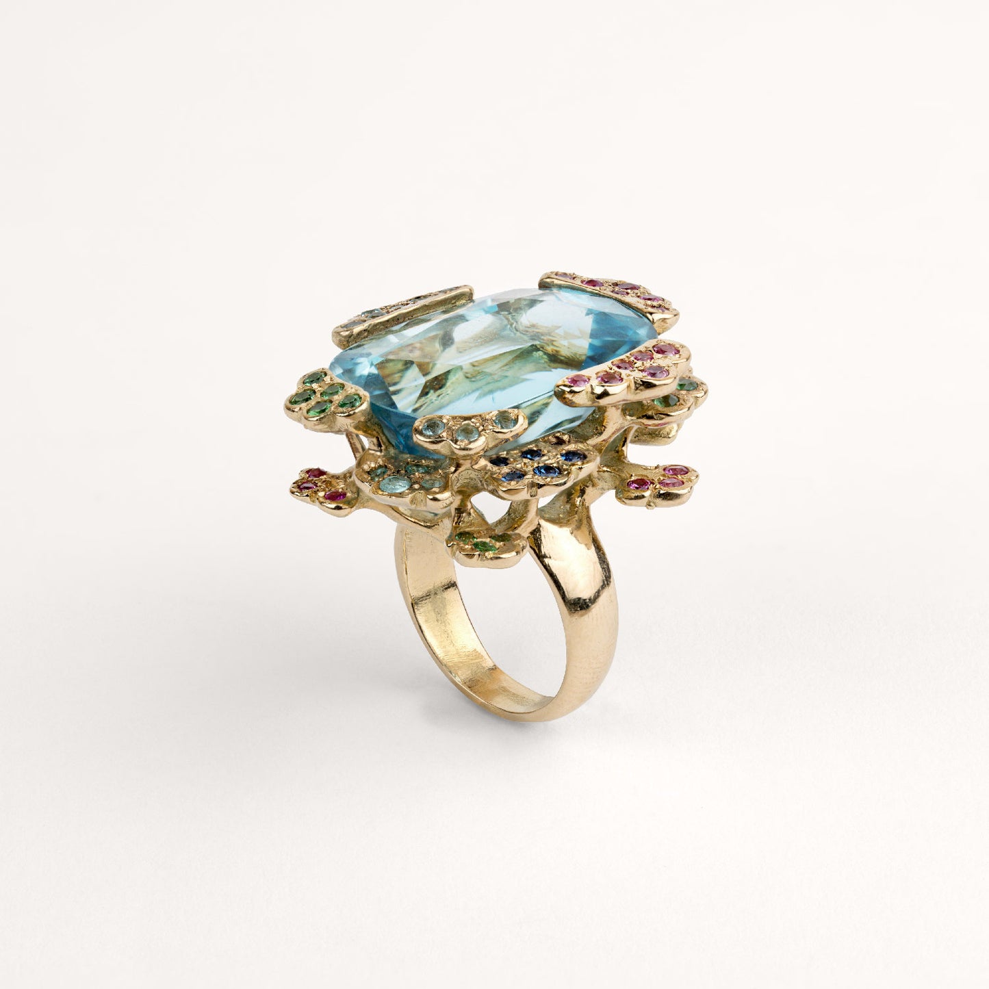 Bague grand froid Cabinet de curiosité aigue-marine, saphirs roses, bleus, violets, diamants et or jaune recyclé 18k 750/1000