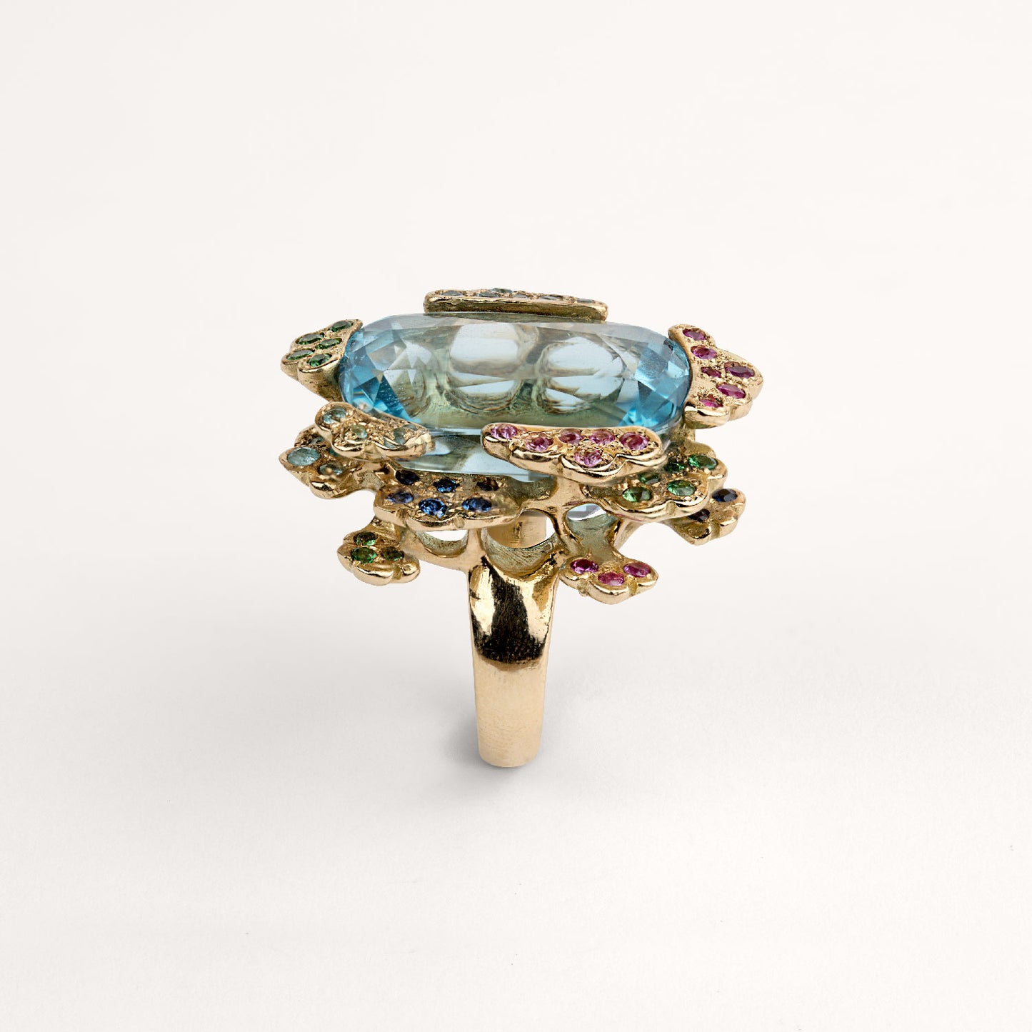 Bague grand froid Cabinet de curiosité aigue-marine, saphirs roses, bleus, violets, diamants et or jaune recyclé 18k 750/1000