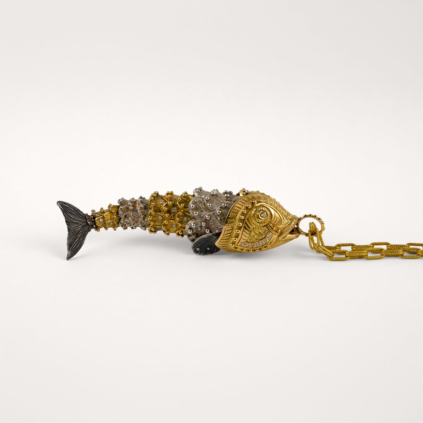 Pendentif Octave le magicien Cabinet de curiosité poisson articulé, bélière perlée, diamants, or jaune recyclé 18k 750/1000 et argent noirci