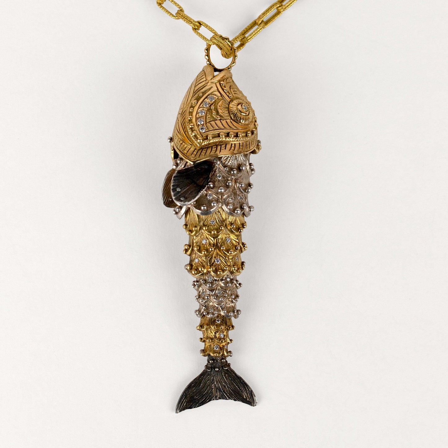 Pendentif Octave le magicien Cabinet de curiosité poisson articulé, bélière perlée, diamants, or jaune recyclé 18k 750/1000 et argent noirci