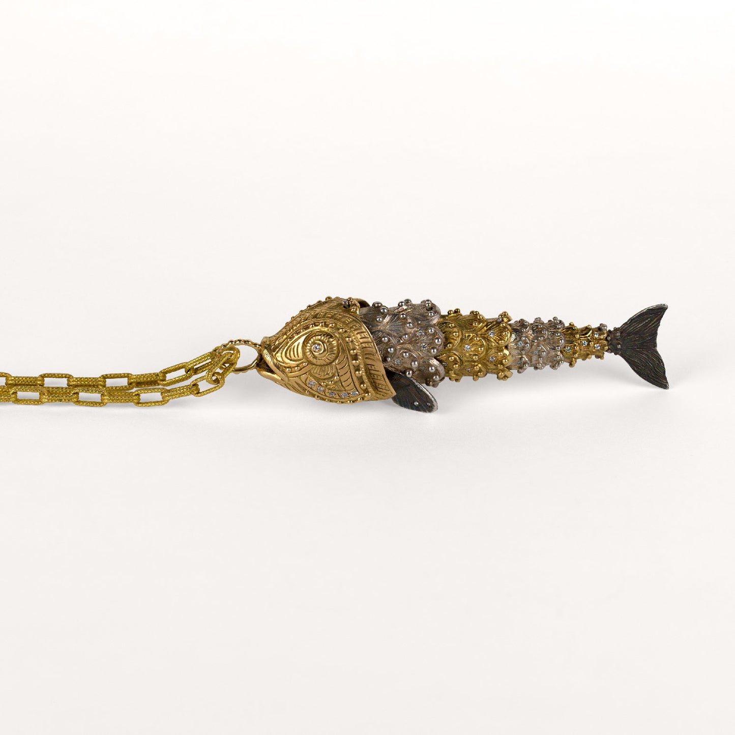 Pendentif Octave le magicien Cabinet de curiosité poisson articulé, bélière perlée, diamants, or jaune recyclé 18k 750/1000 et argent noirci