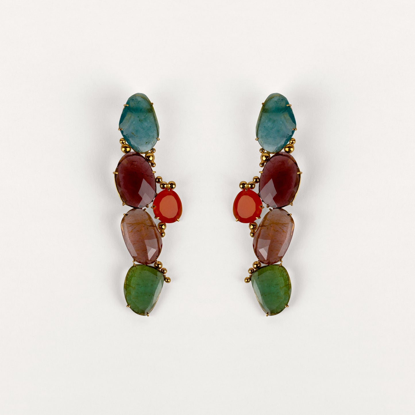 Boucles d'oreilles Madame est la plus belle longues tourmalines polki, opale de feu et or jaune 18k 750/1000