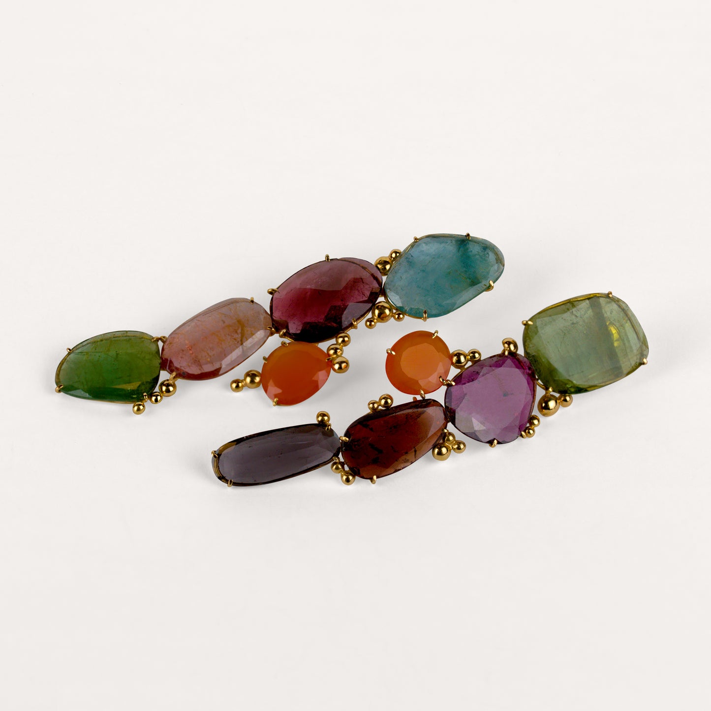Boucles d'oreilles Madame est la plus belle longues tourmalines polki, opale de feu et or jaune 18k 750/1000