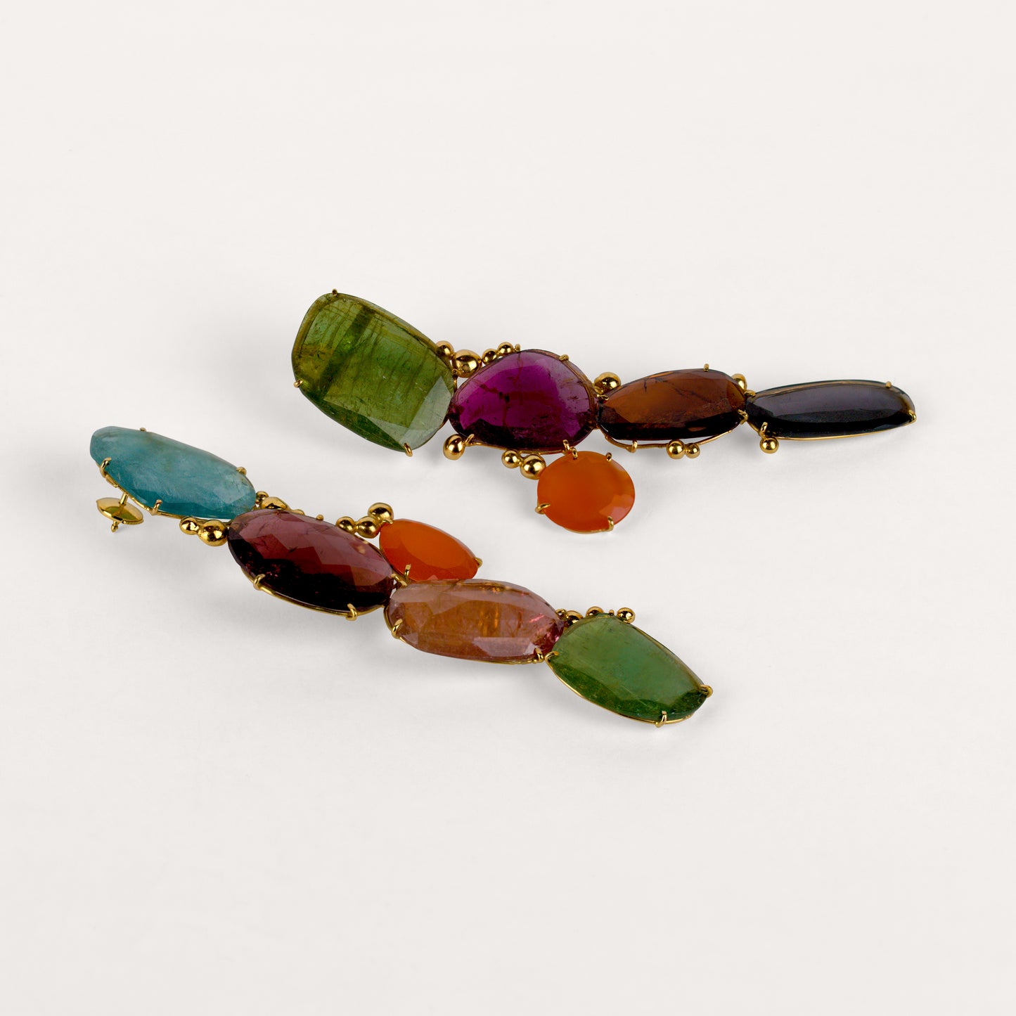 Boucles d'oreilles Madame est la plus belle longues tourmalines polki, opale de feu et or jaune 18k 750/1000