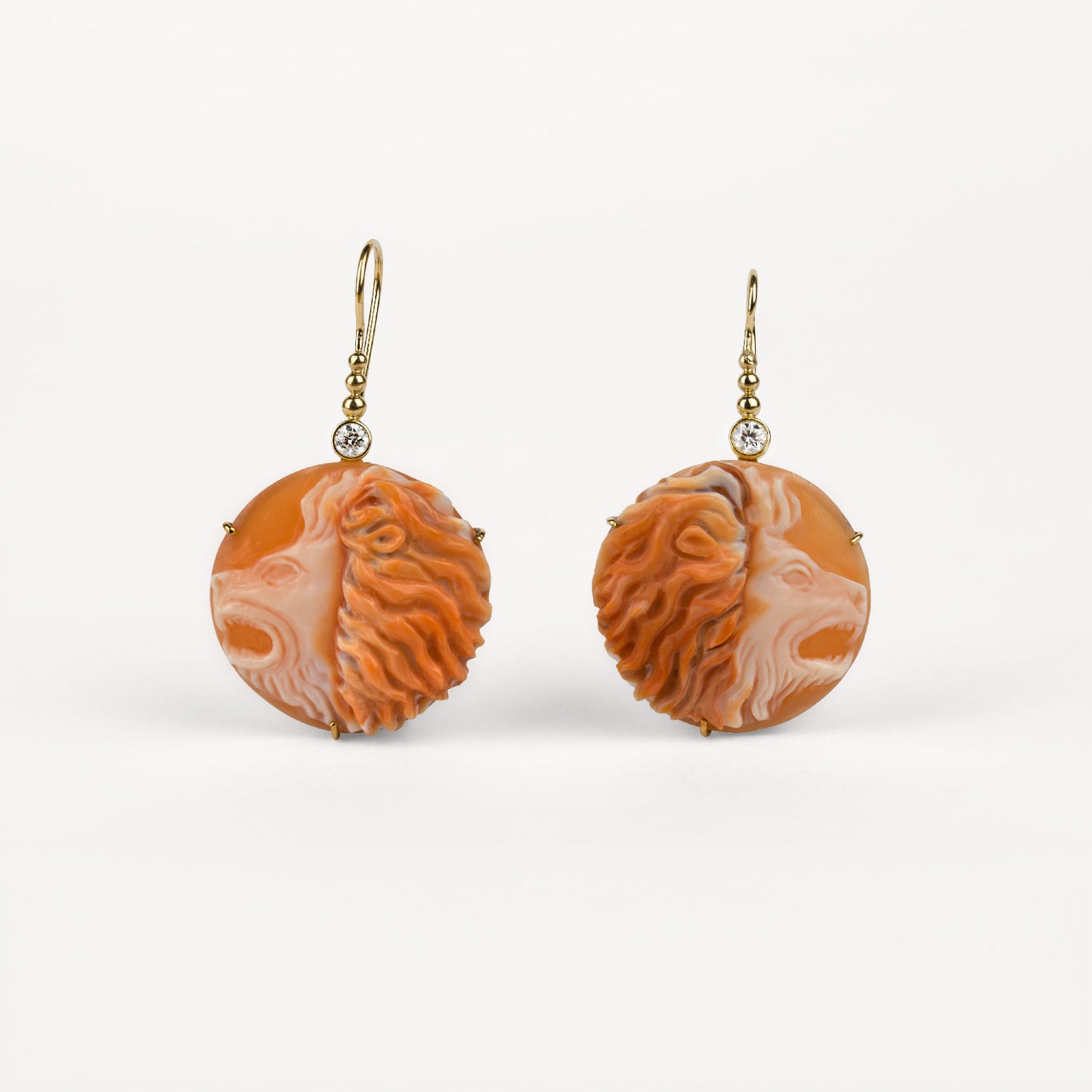 Boucles d'oreilles kassanga Cabinet de curiosité camée lion, diamants et or jaune recyclé 18k 750/1000