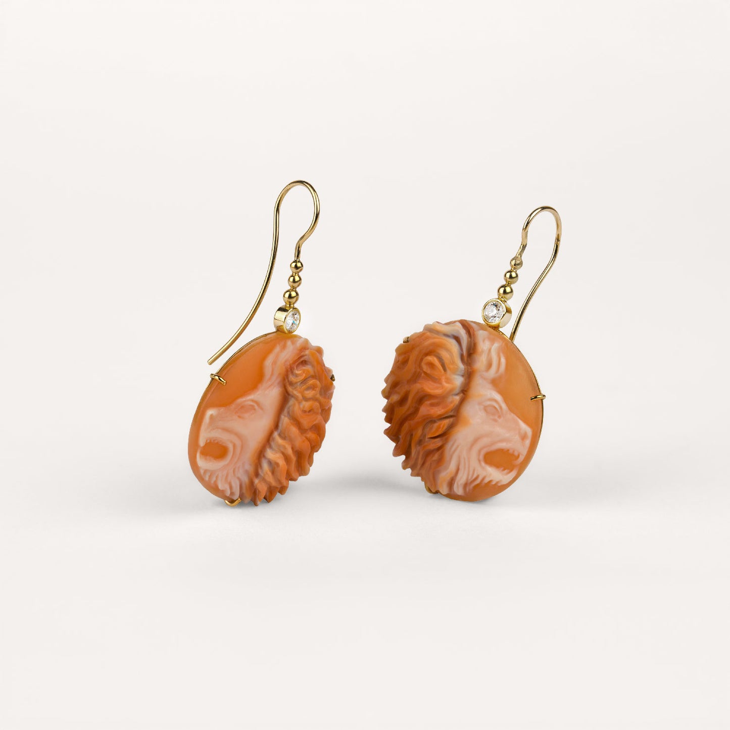 Boucles d'oreilles kassanga Cabinet de curiosité camée lion, diamants et or jaune recyclé 18k 750/1000