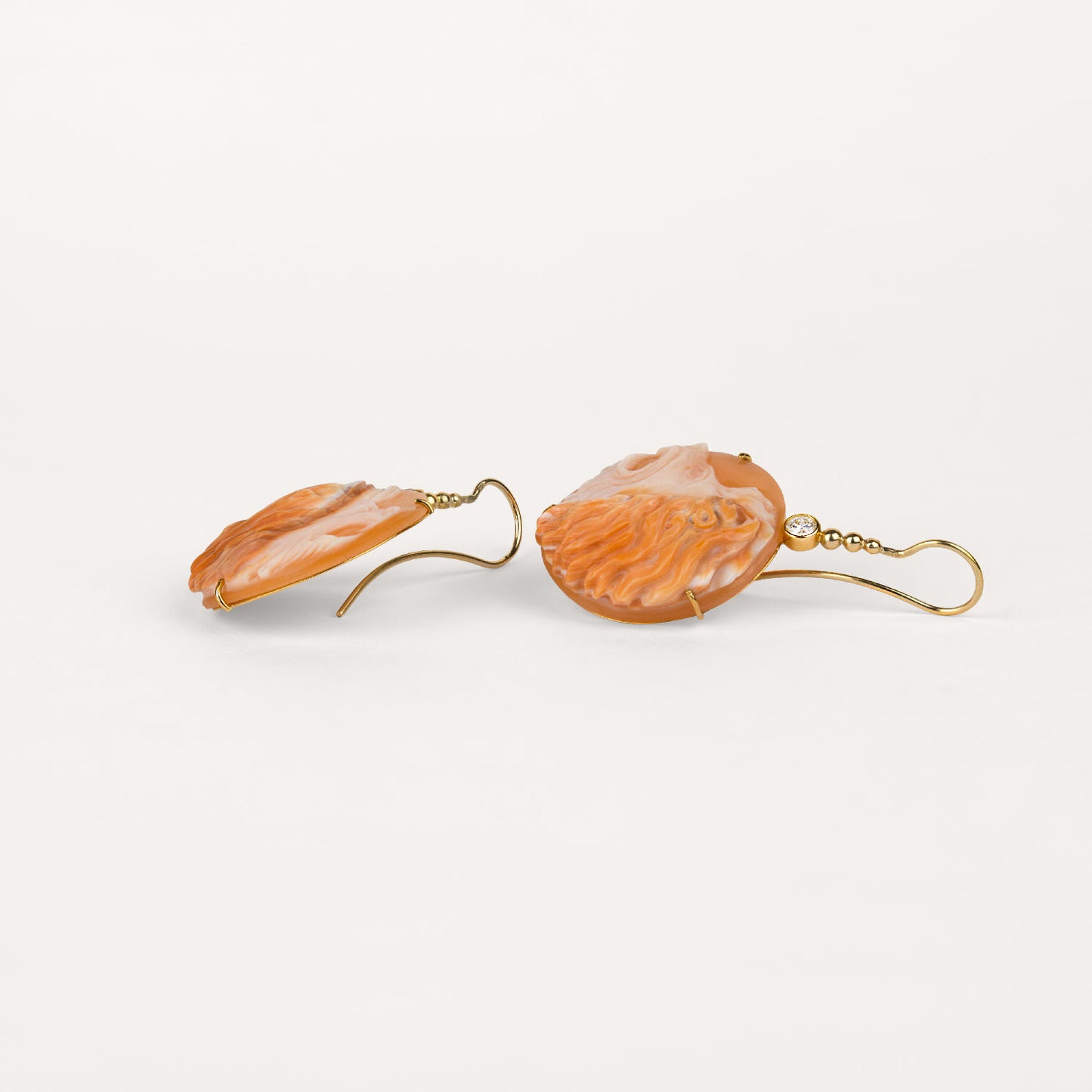 Boucles d'oreilles kassanga Cabinet de curiosité camée lion, diamants et or jaune recyclé 18k 750/1000
