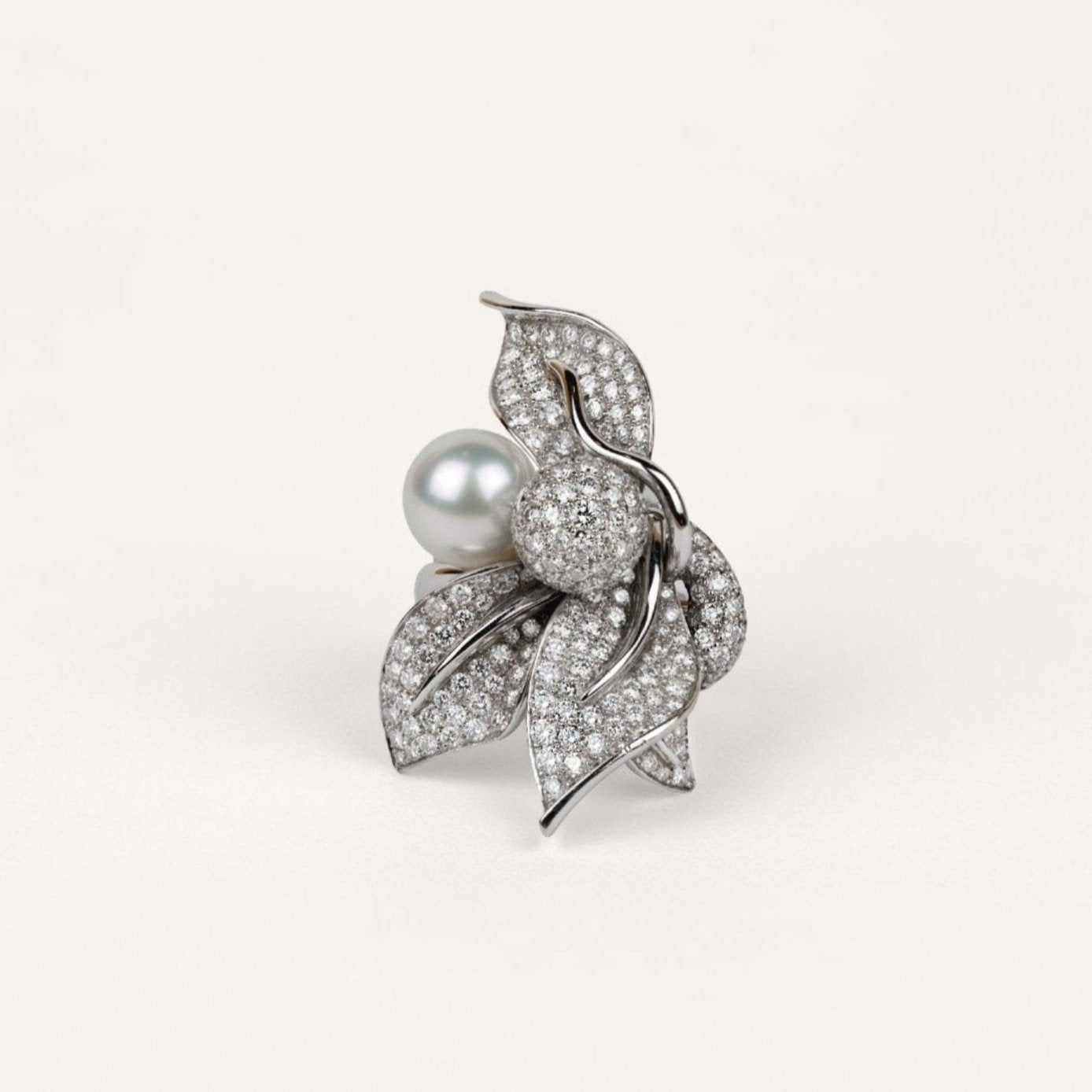 Bague Fée des Bois Cabinet de curiosité perle de culture, diamants et or blanc 18k 750/1000