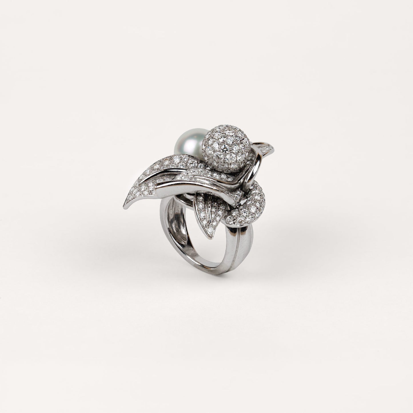 Bague Fée des Bois Cabinet de curiosité perle de culture, diamants et or blanc 18k 750/1000