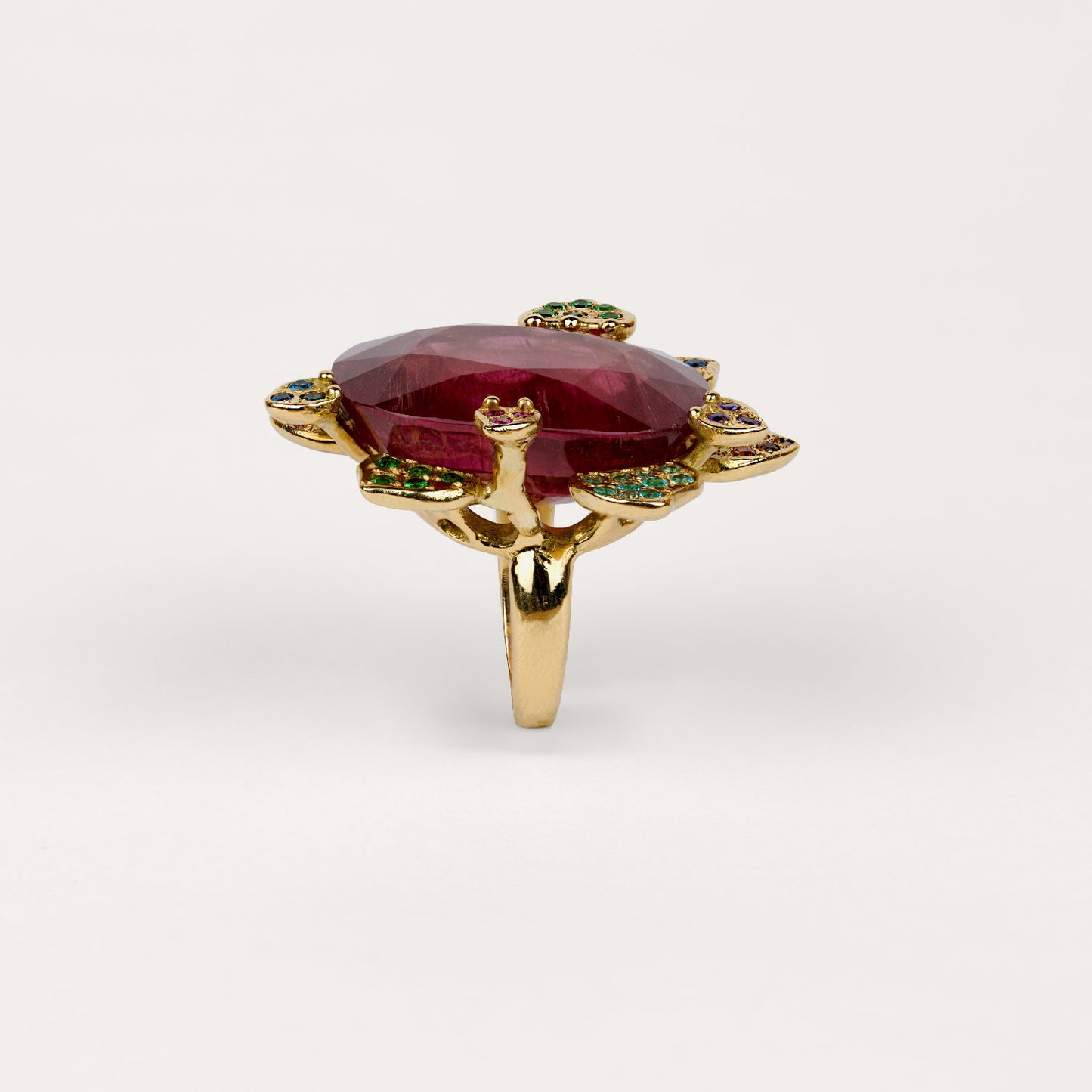 Bague ludmilla Cabinet de curiosité rubellite magistrale rose poudrée, saphirs oranges, violets, fuchsias et or jaune recyclé 18k 750/1000