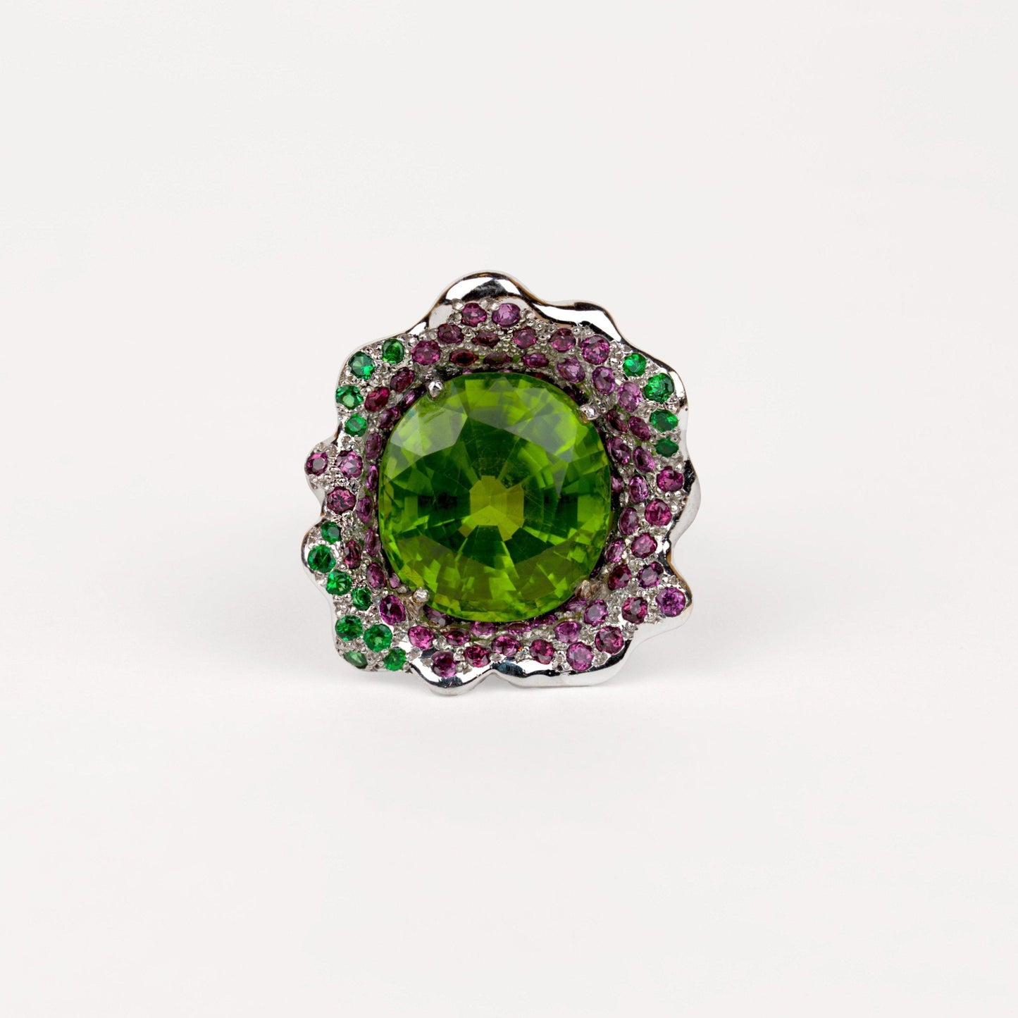 Bague éclosion Cabinet de curiosité péridot couleur vert pomme, saphirs violets, grenats tsavorite et or blanc recyclé 18k 750/1000
