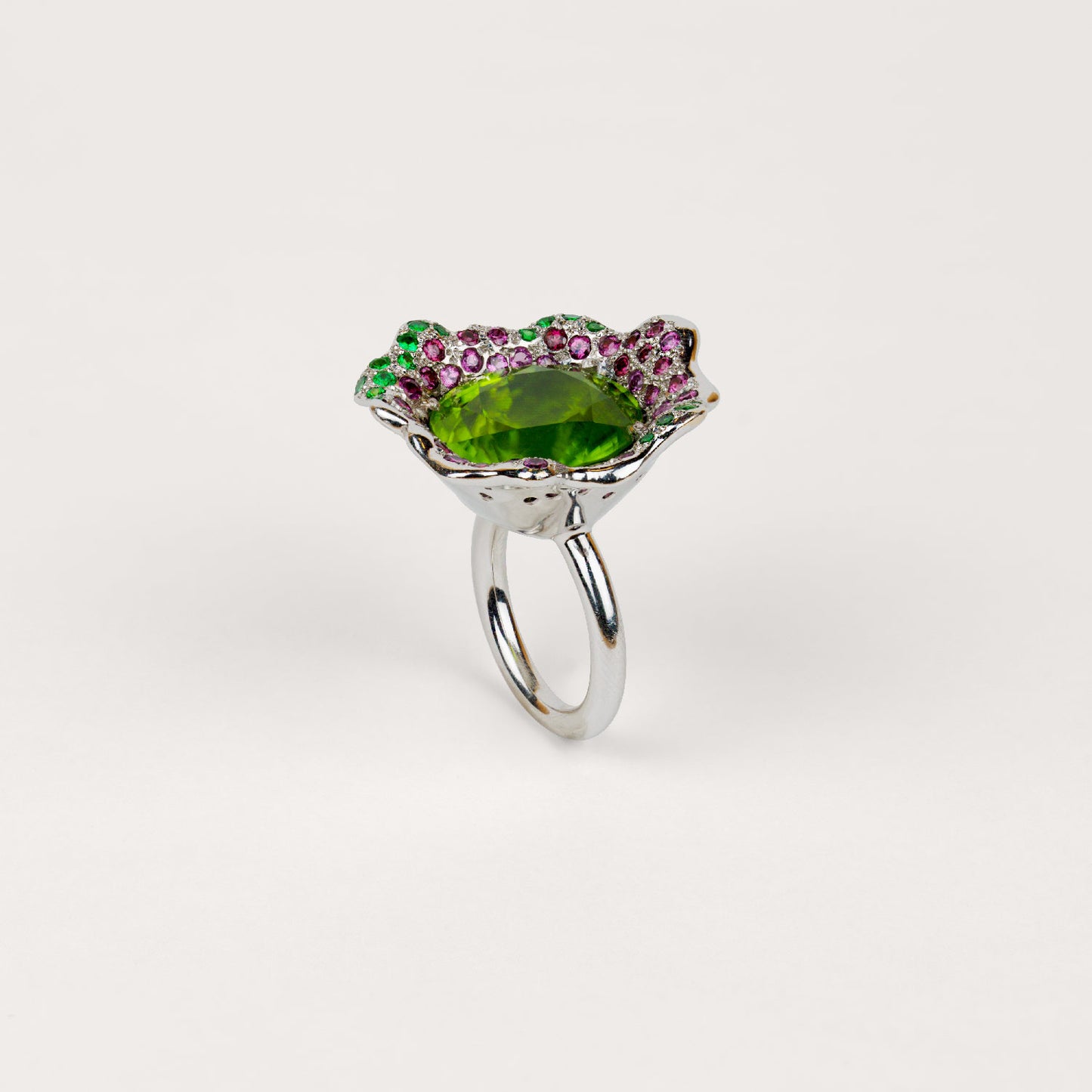 Bague éclosion Cabinet de curiosité péridot couleur vert pomme, saphirs violets, grenats tsavorite et or blanc recyclé 18k 750/1000
