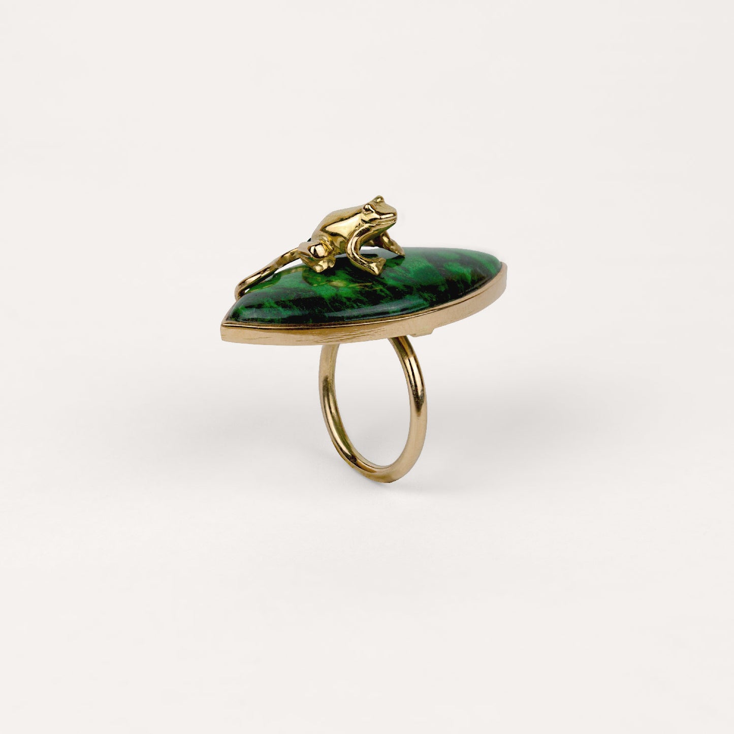 Bague Balade Dans la Forêt, jaspe vert serti d'une grenouille et or jaune recyclé 18k 750/1000