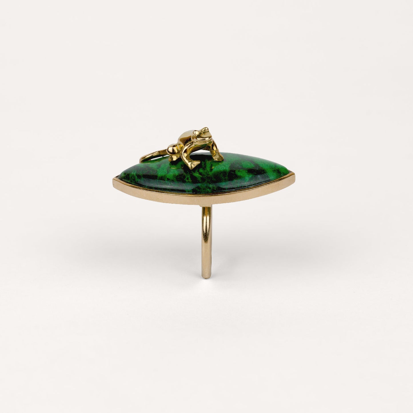 Bague Balade Dans la Forêt, jaspe vert serti d'une grenouille et or jaune recyclé 18k 750/1000