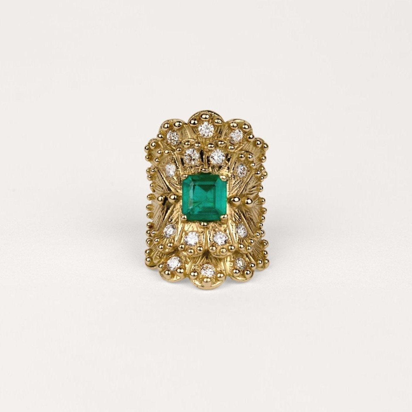 Bague jungle en folie Cabinet de curiosité émeraude taille rectangulaire, diamant et or jaune recyclé 18k 750/1000