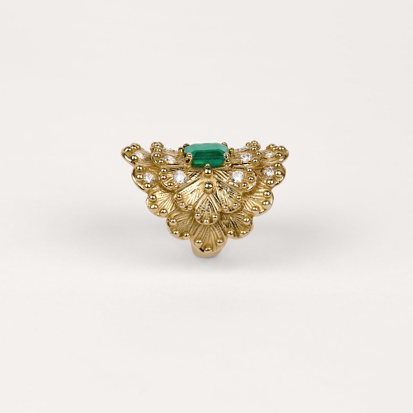 Bague jungle en folie Cabinet de curiosité émeraude taille rectangulaire, diamant et or jaune recyclé 18k 750/1000