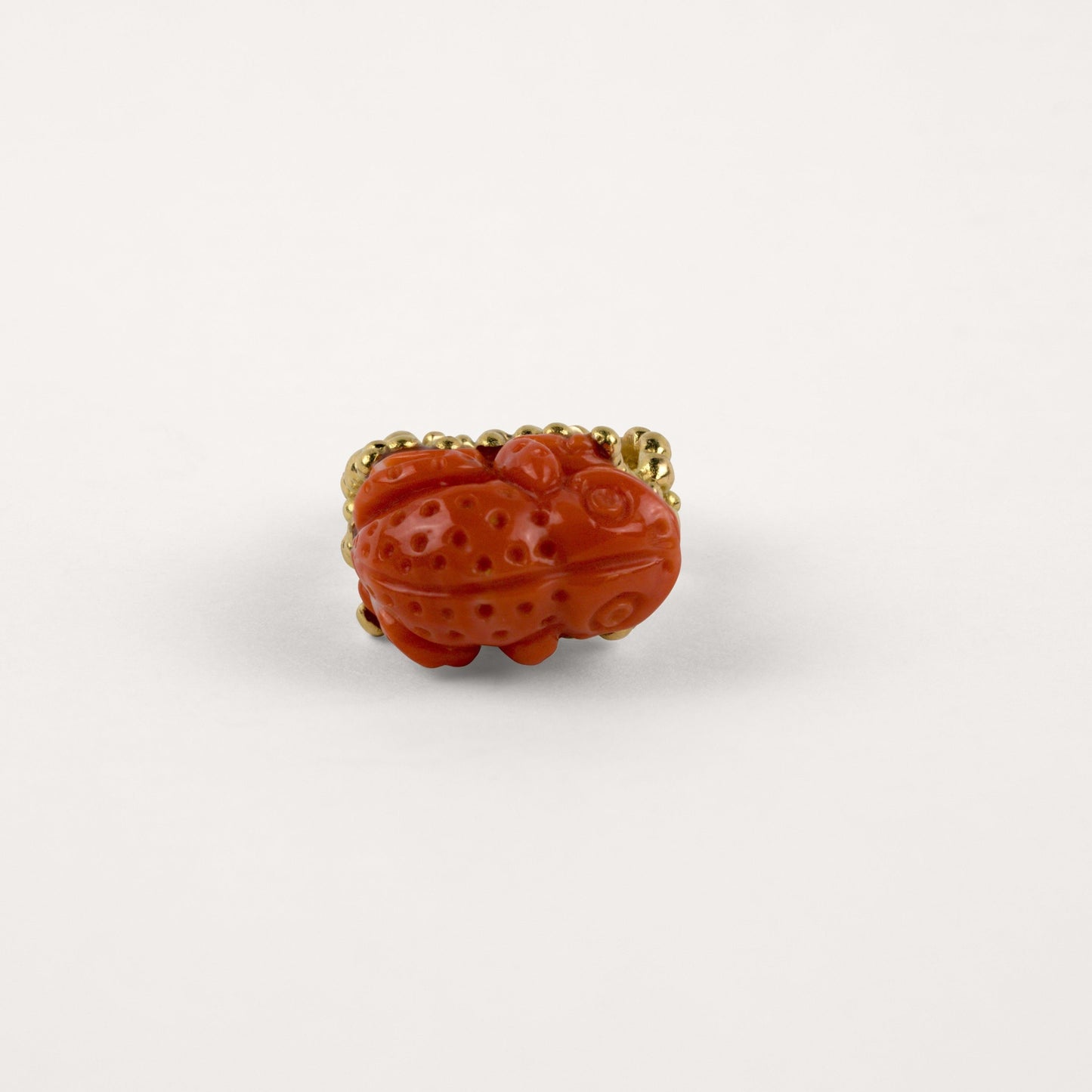 Bague Prodigieux bestiaire grenouille en liberté, entrelacé de boules d'or, corail et or jaune recyclé 18k 750/1000