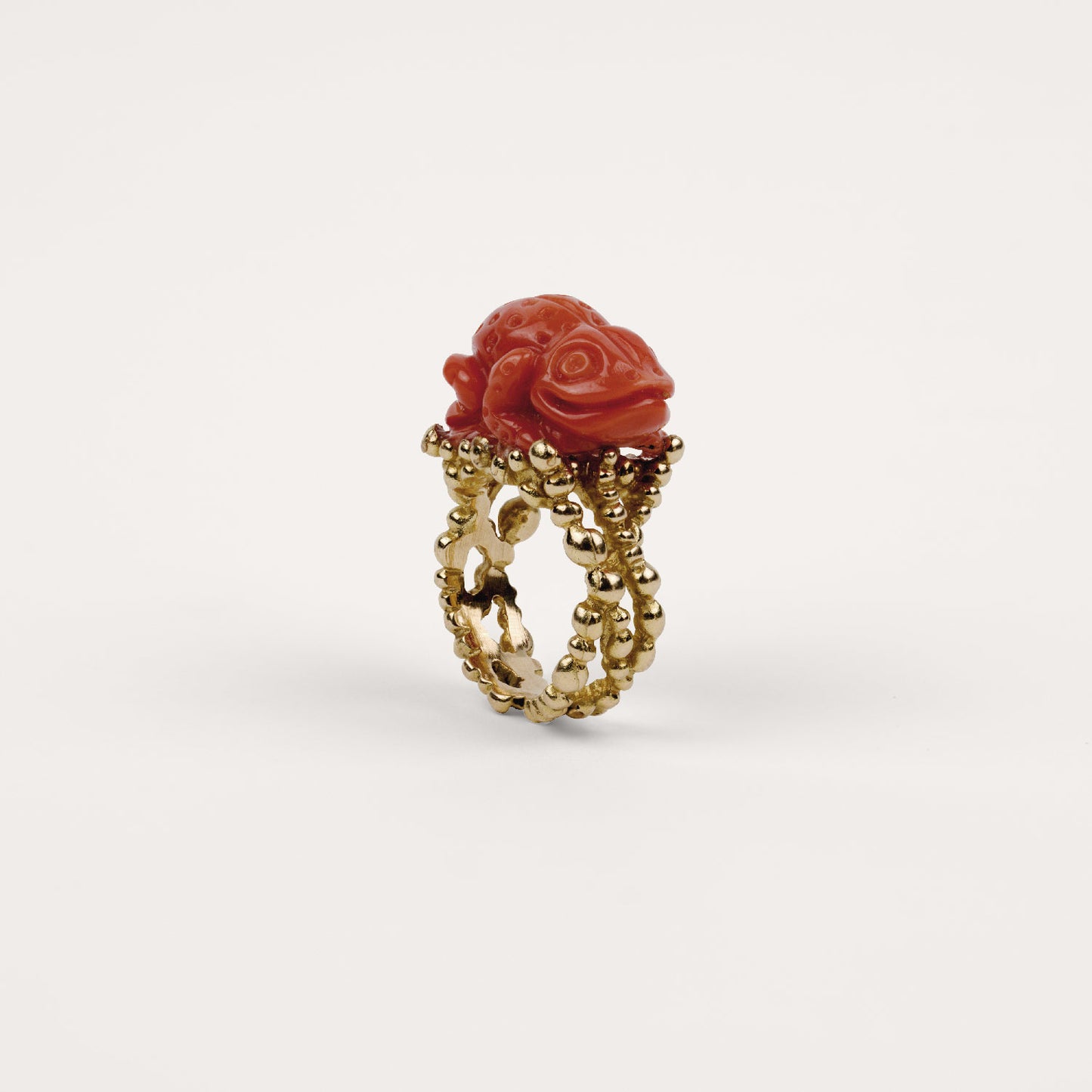 Bague Prodigieux bestiaire grenouille en liberté, entrelacé de boules d'or, corail et or jaune recyclé 18k 750/1000