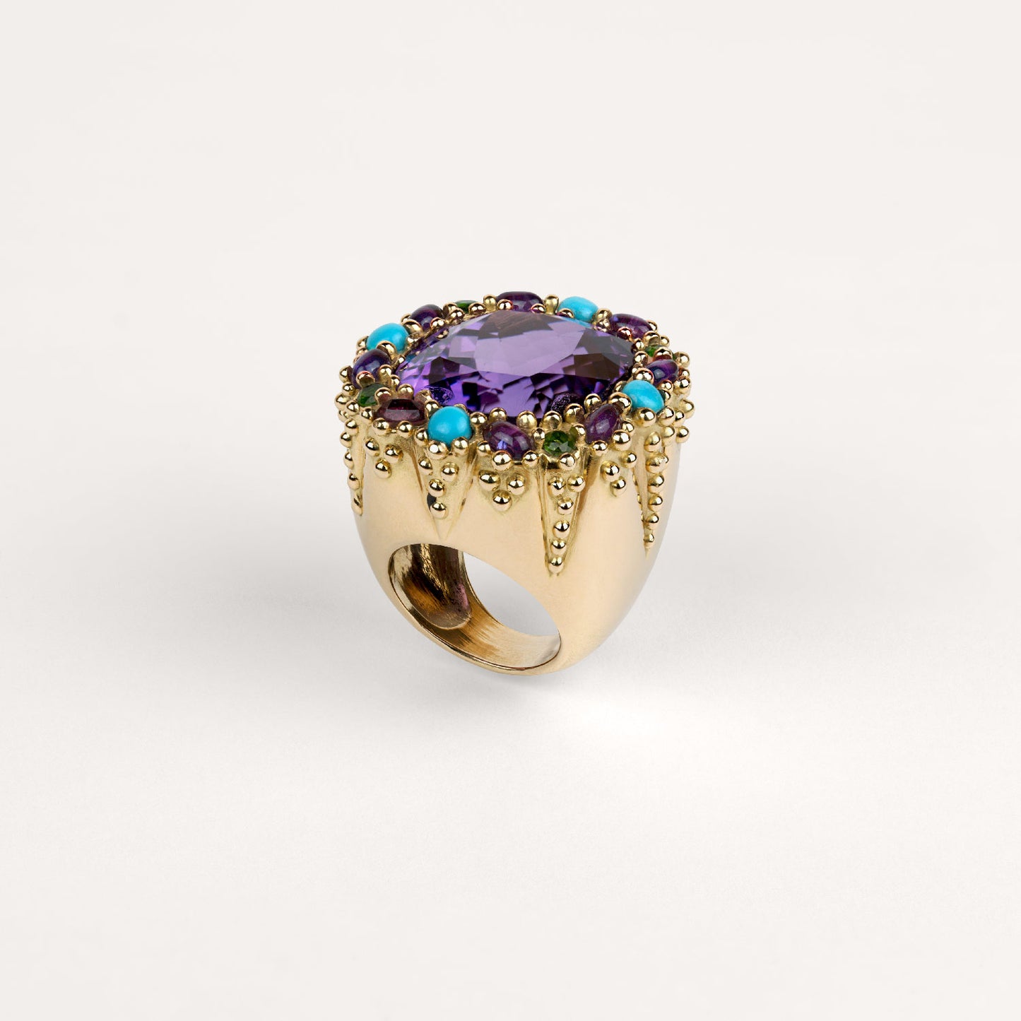 Bague ciel poétique Cabinet de curiosité améthyste forme coussin, turquoise, améthystes et or jaune recyclé 18k 750/1000