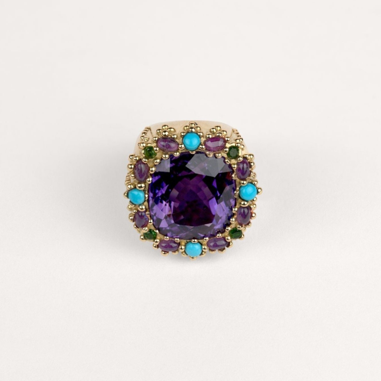 Bague ciel poétique Cabinet de curiosité améthyste forme coussin, turquoise, améthystes et or jaune recyclé 18k 750/1000