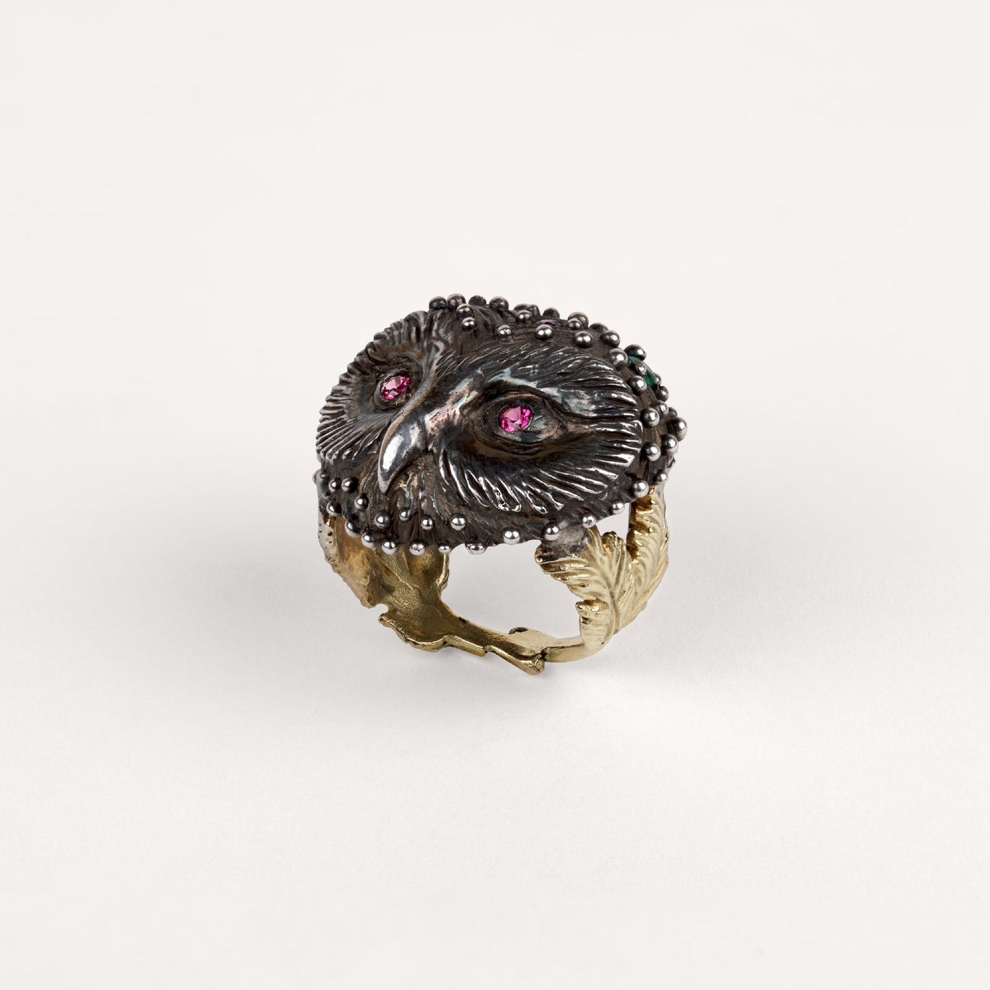 Bague chouette anneau poétique Cabinet de curiosité argent rhodié noir, rubis, grenat tsavorite et saphir
