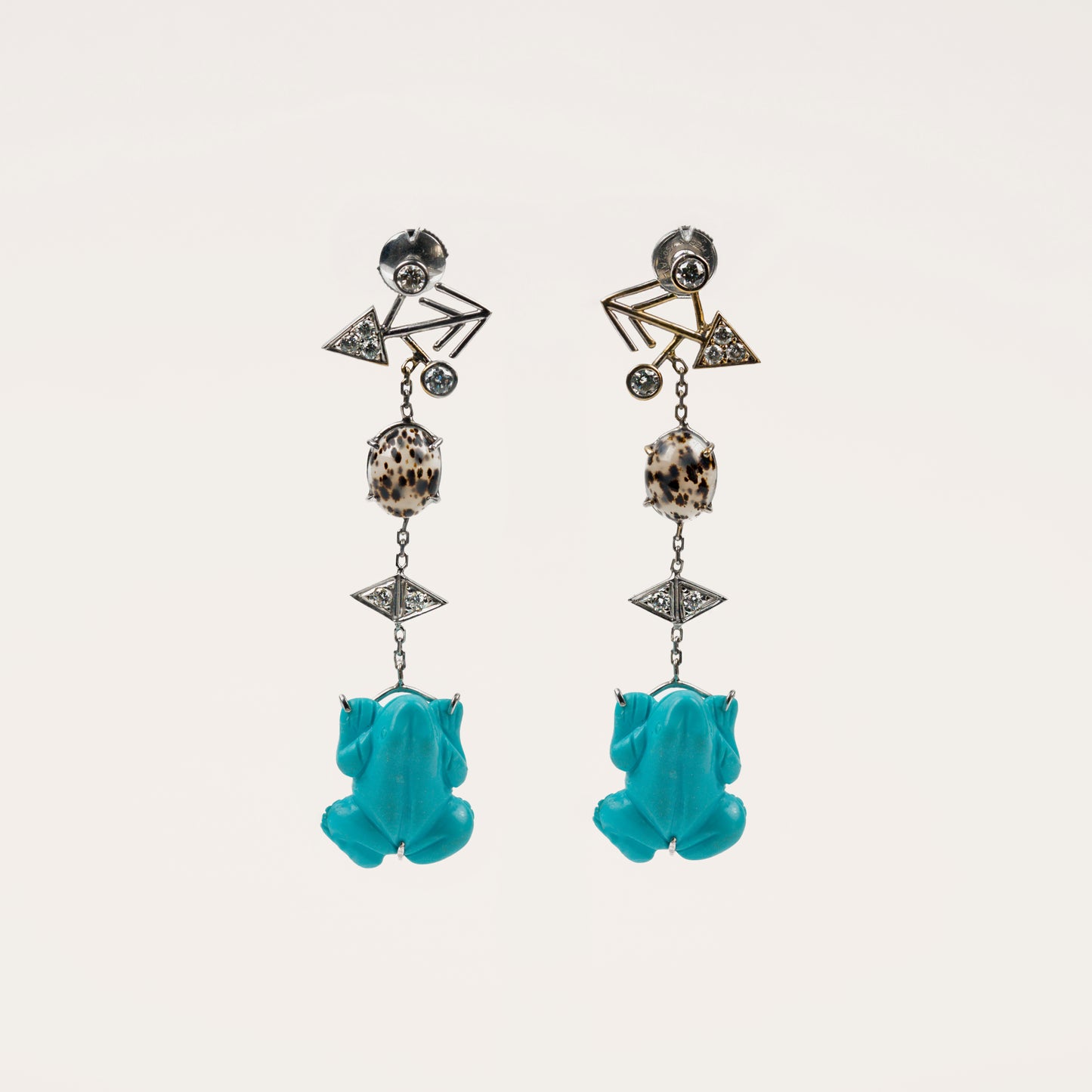 Boucles d'oreilles grenouille Cabinet de curiosité turquoise bleue, agate mouchetée, diamants et or blanc recyclé 18k 750/1000