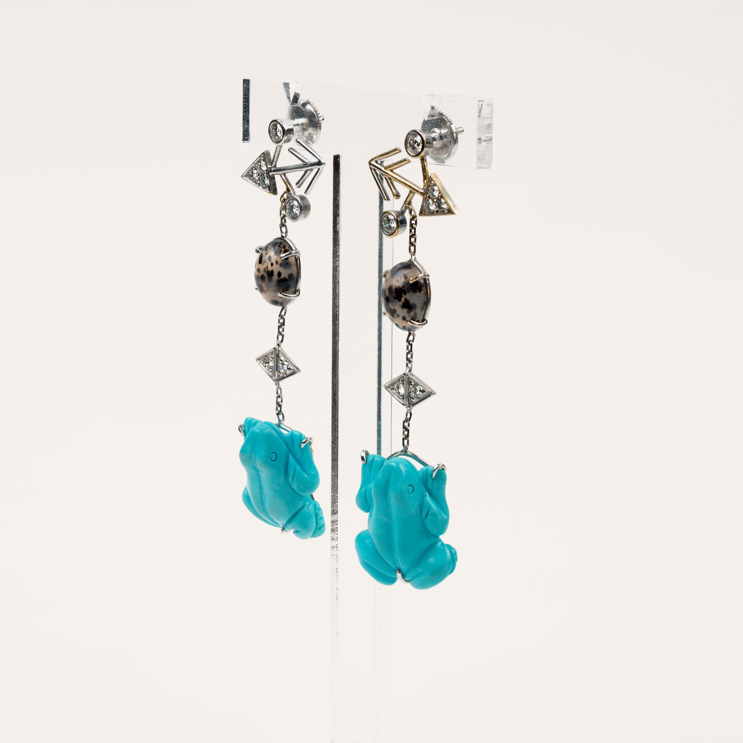 Boucles d'oreilles grenouille Cabinet de curiosité turquoise bleue, agate mouchetée, diamants et or blanc recyclé 18k 750/1000