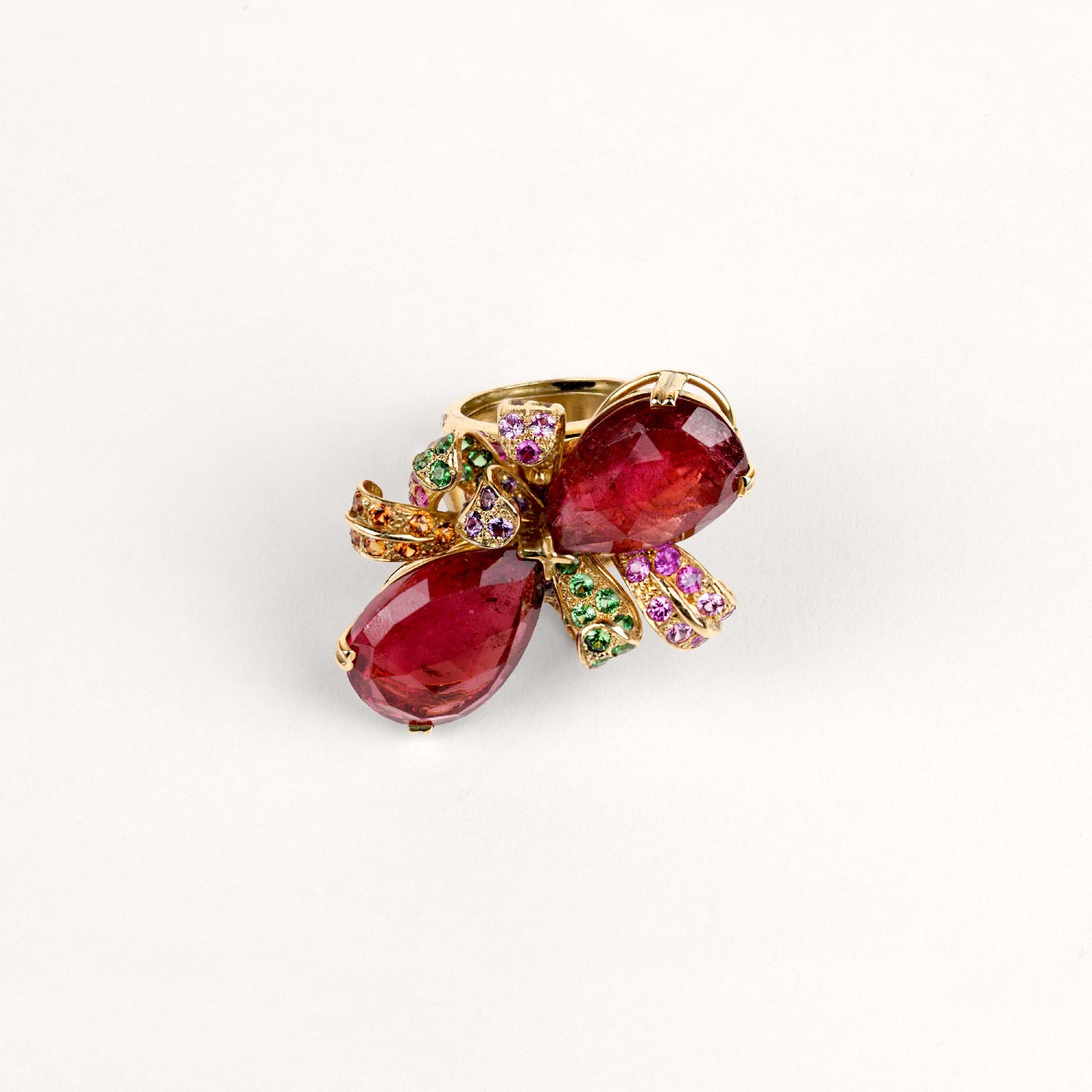 Bague caraba Cabinet de curiosité rubellites facettées poire, grenats tsavorites, spessartites cognacs et oranges, diamants et or jaune recyclé 18k 750/1000