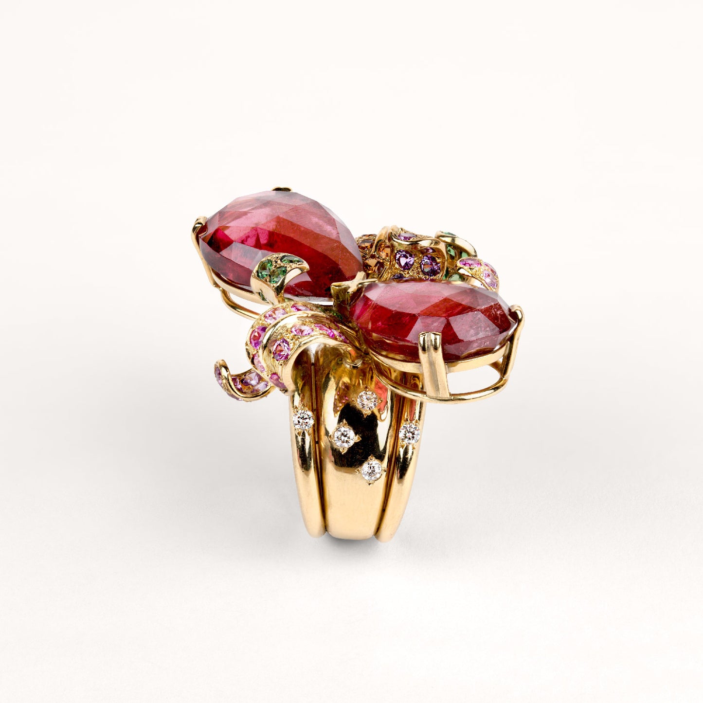 Bague caraba Cabinet de curiosité rubellites facettées poire, grenats tsavorites, spessartites cognacs et oranges, diamants et or jaune recyclé 18k 750/1000
