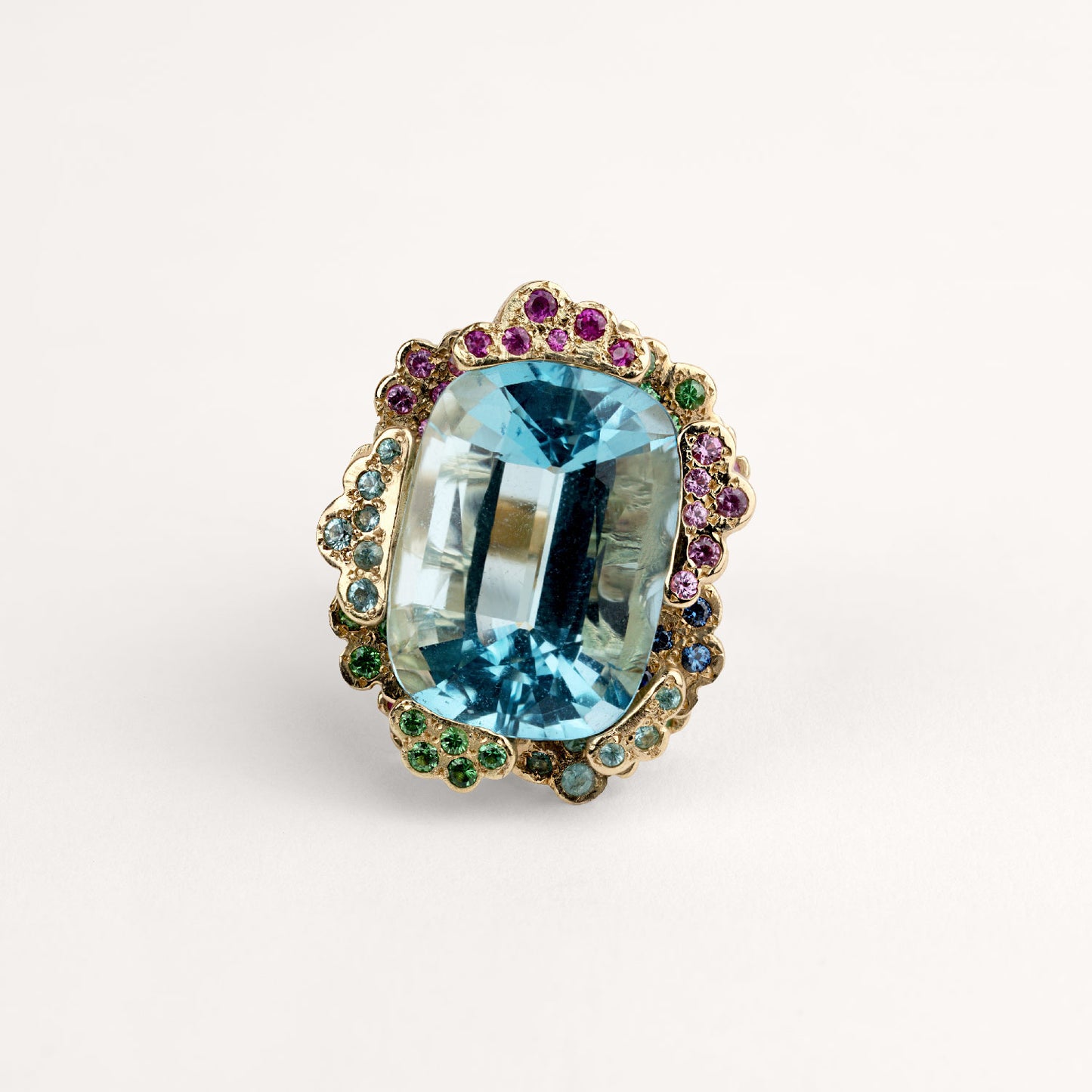 Bague grand froid Cabinet de curiosité aigue-marine, saphirs roses, bleus, violets, diamants et or jaune recyclé 18k 750/1000