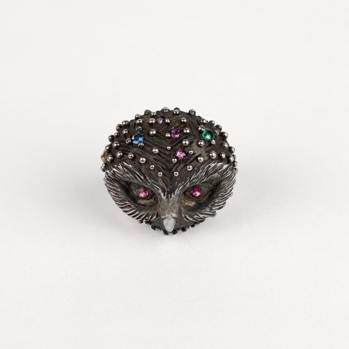 Bague chouette anneau poétique Cabinet de curiosité argent rhodié noir, rubis, grenat tsavorite et saphir