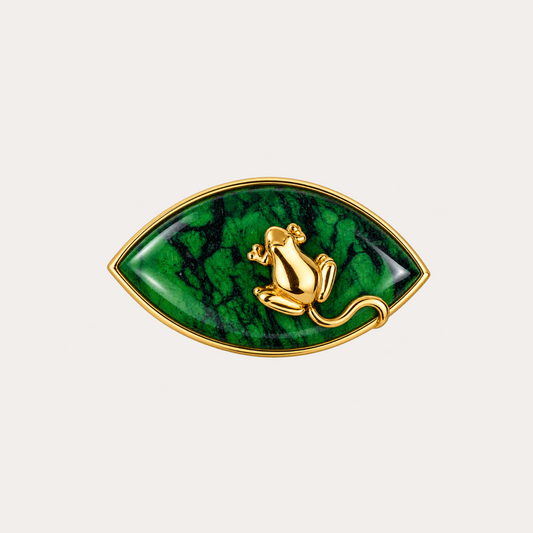 Bague Balade Dans la Forêt, jaspe vert serti d'une grenouille et or jaune 18k 750/1000