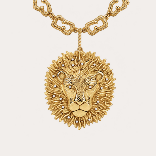 Pendentif Lion roi de la savane Cabinet de curiosité, bélière perlée, diamants et or jaune, accompagné de sa chaîne maille ciselée aux contours irréguliers en or jaune 18k 750/1000