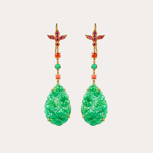 Boucles d'oreilles gouttes en jade gravé Cabinet de curiosité turquoise verte, corail, saphirs roses et or jaune 18k 750/1000