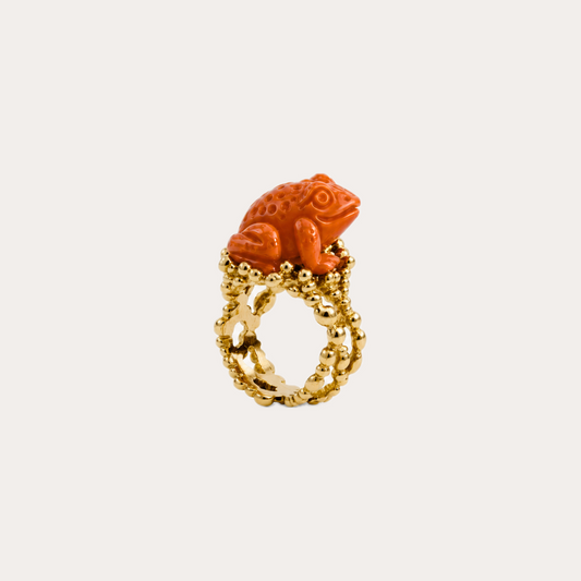 Bague Prodigieux bestiaire grenouille en liberté, entrelacé de boules d'or, corail et or jaune 18k 750/1000
