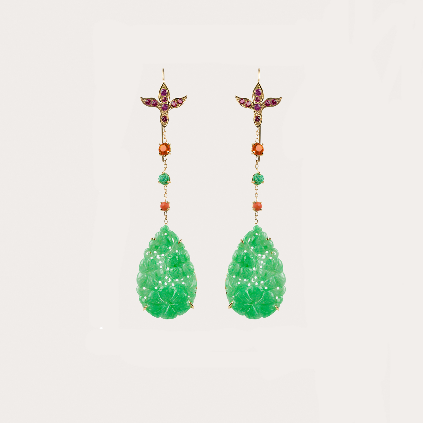 Boucles d'oreilles gouttes en jade gravé Cabinet de curiosité  turquoise verte, corail, saphirs roses et or jaune recyclé 18k 750/1000