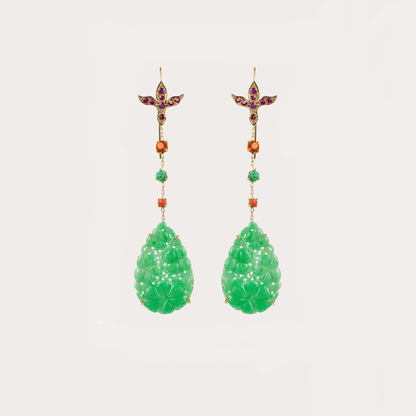 Boucles d'oreilles gouttes en jade gravé Cabinet de curiosité  turquoise verte, corail, saphirs roses et or jaune recyclé 18k 750/1000