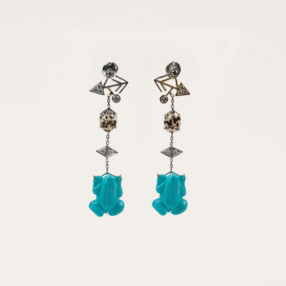 Boucles d'oreilles grenouille Cabinet de curiosité  turquoise bleue, agate mouchetée, diamants et or blanc recyclé 18k 750/1000