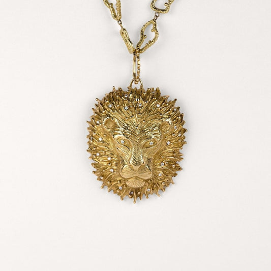 Pendentif Lion roi de la savane Cabinet de curiosité, bélière perlée, diamants et or jaune, accompagné de sa chaîne maille ciselée aux contours irréguliers en or jaune 18k 750/1000