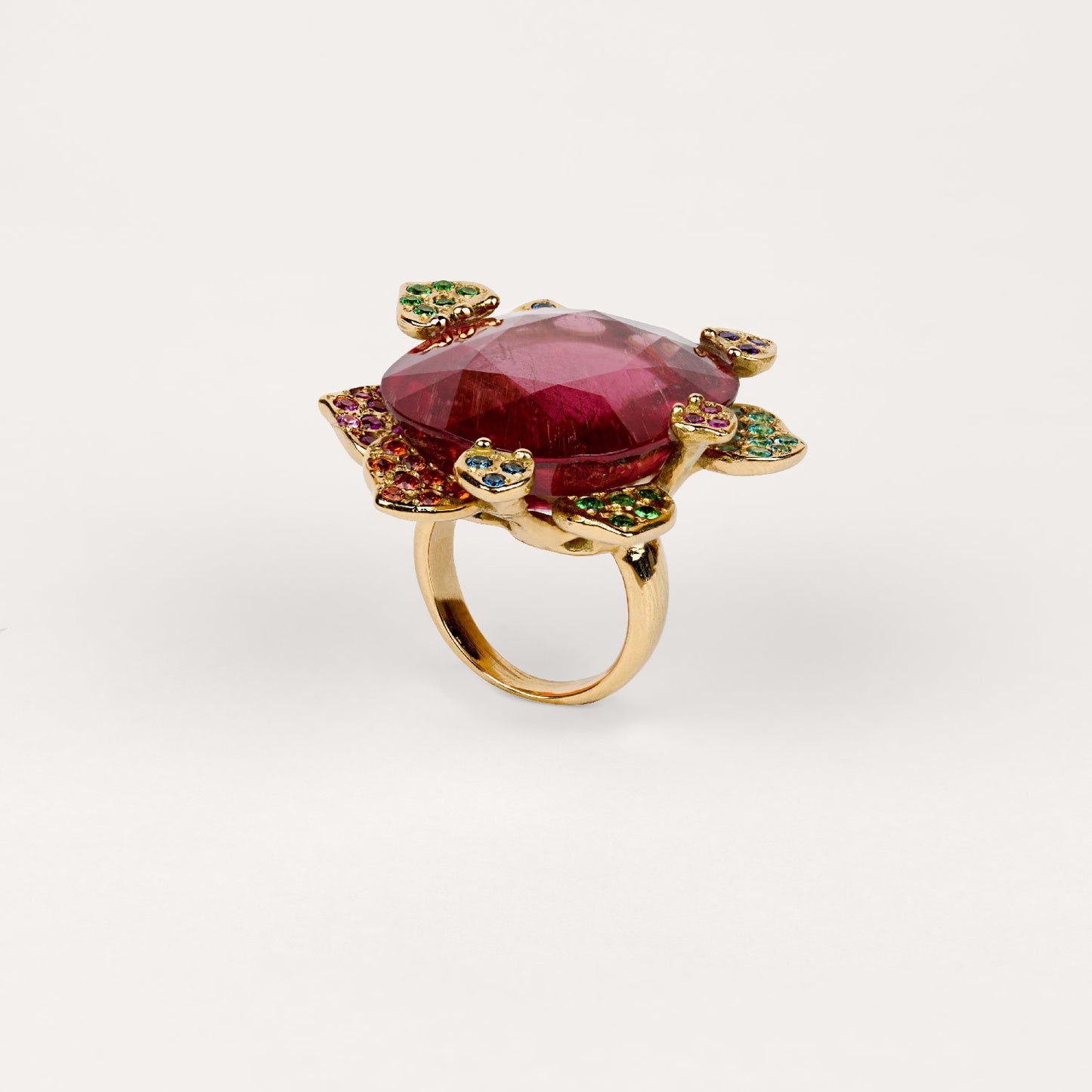 Bague ludmilla Cabinet de curiosité  rubellite magistrale rose poudrée, saphirs oranges, violets, fuchsias et or jaune recyclé 18k 750/1000