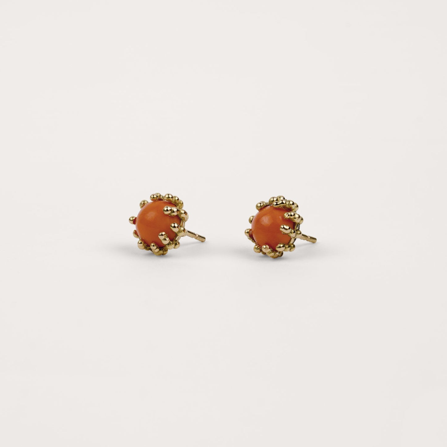 Boucles d'oreilles Boules d'amour corail et or jaune recyclé 18k 750/1000