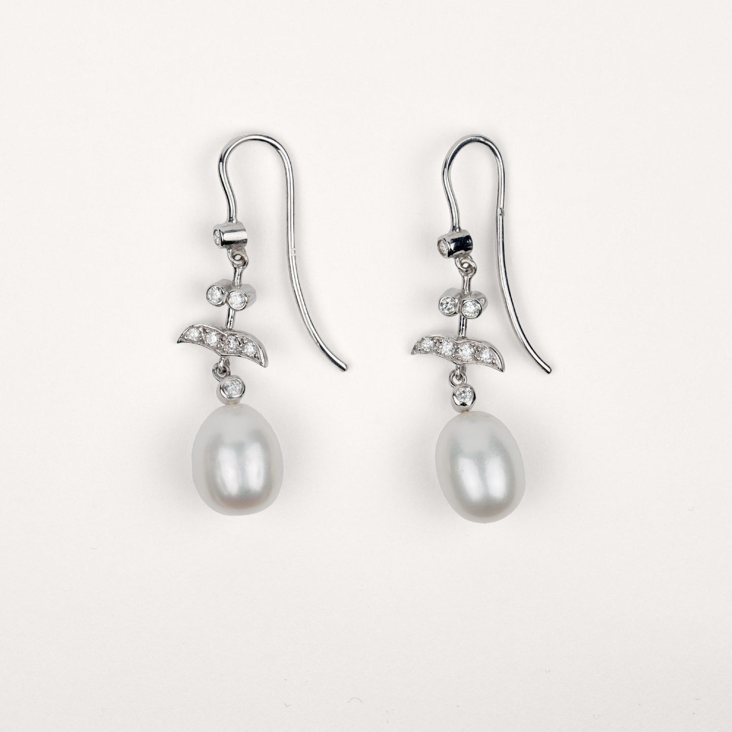 Boucles d'oreilles Olympia perle blanche, diamants et or blanc recyclé 18k 750/1000