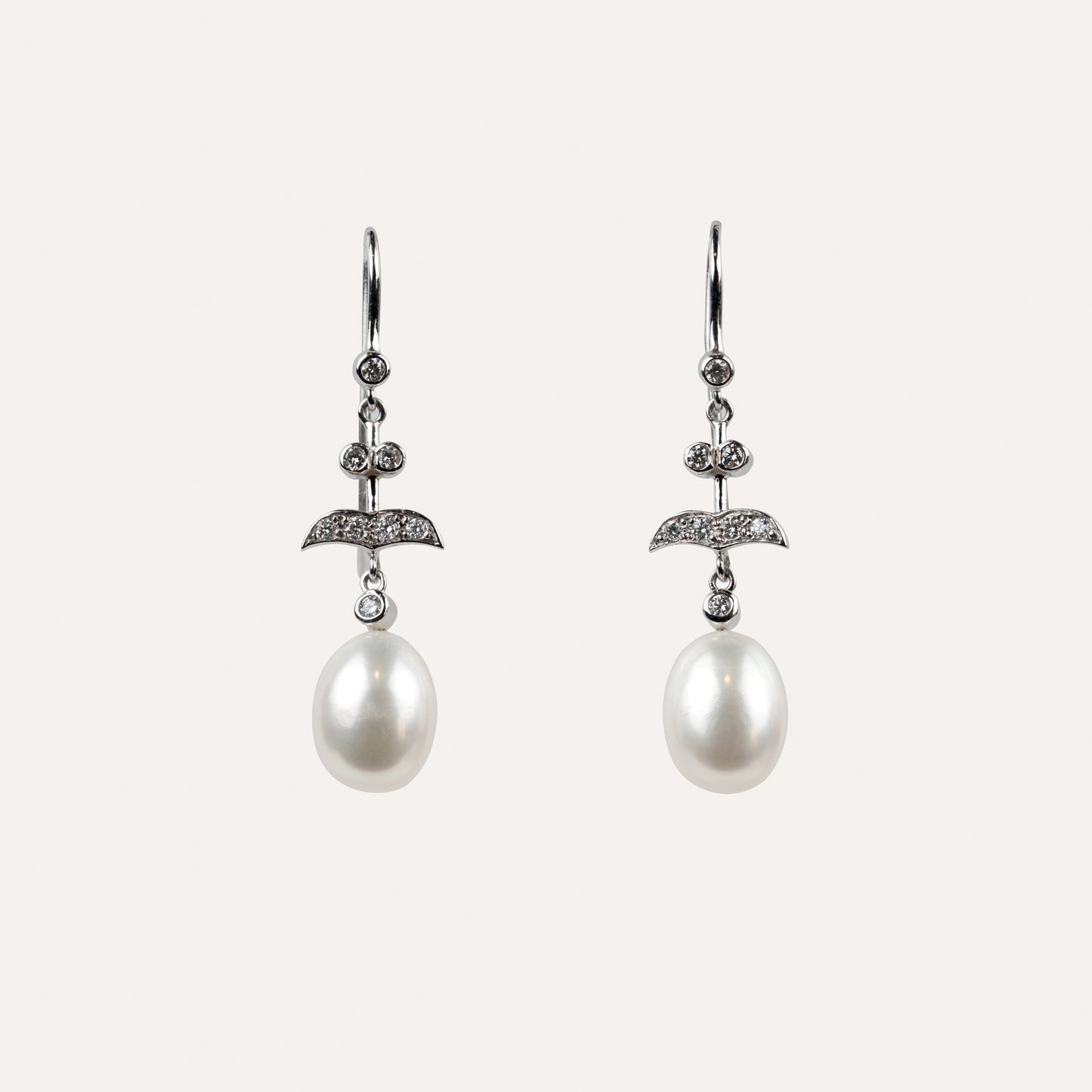 Boucles d'oreilles Olympia perle blanche, diamants et or blanc recyclé 18k 750/1000