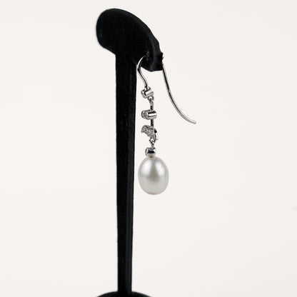 Boucles d'oreilles Olympia perle blanche, diamants et or blanc recyclé 18k 750/1000