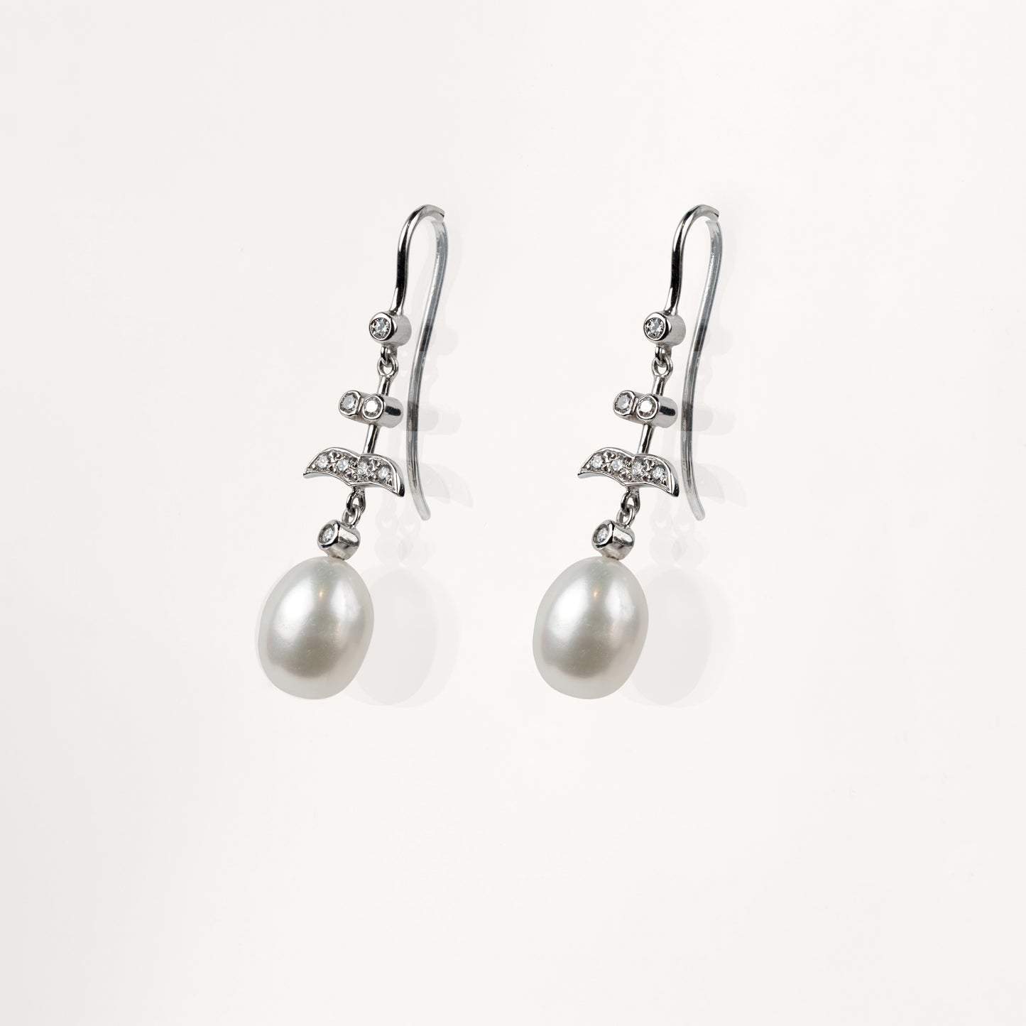 Boucles d'oreilles Olympia perle blanche, diamants et or blanc recyclé 18k 750/1000