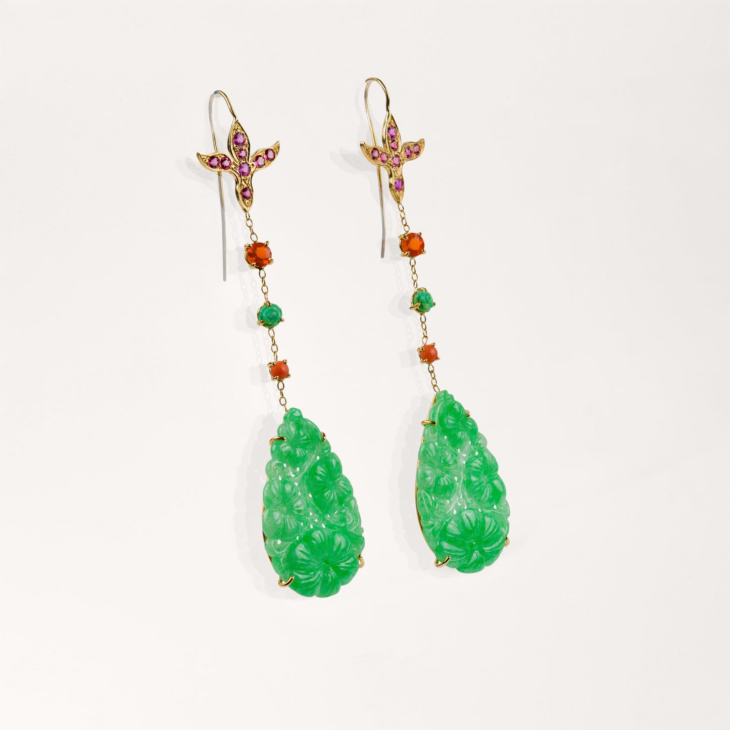 Boucles d'oreilles gouttes en jade gravé Cabinet de curiosité  turquoise verte, corail, saphirs roses et or jaune recyclé 18k 750/1000