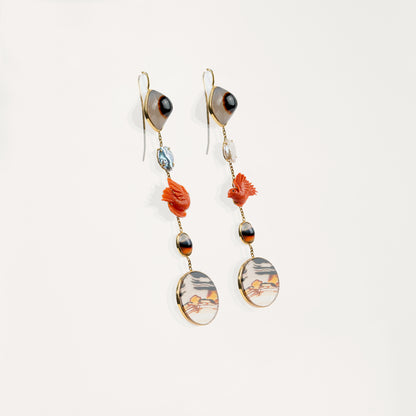 Boucles d'oreilles oiseaux éruption légère Cabinet de curiosité oiseaux en corail, perles plates, agate paysage et or jaune recyclé 18k 750/1000