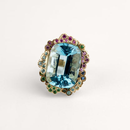 Bague  grand froid Cabinet de curiosité aigue-marine, saphirs roses, bleus, violets, diamants et or jaune recyclé 18k 750/1000